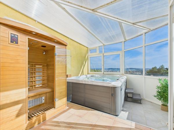 TOULON – VILLA VUE MER PANORAMIQUE, PISCINE & PRÈS DE 300 M² D’ESPACES DE VIE