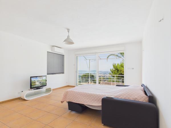 TOULON – VILLA VUE MER PANORAMIQUE, PISCINE & PRÈS DE 300 M² D’ESPACES DE VIE
