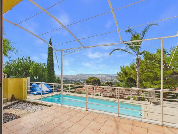 TOULON – VILLA VUE MER PANORAMIQUE, PISCINE & PRÈS DE 300 M² D’ESPACES DE VIE
