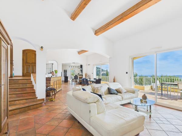TOULON – VILLA VUE MER PANORAMIQUE, PISCINE & PRÈS DE 300 M² D’ESPACES DE VIE