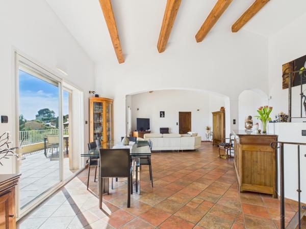 TOULON – VILLA VUE MER PANORAMIQUE, PISCINE & PRÈS DE 300 M² D’ESPACES DE VIE