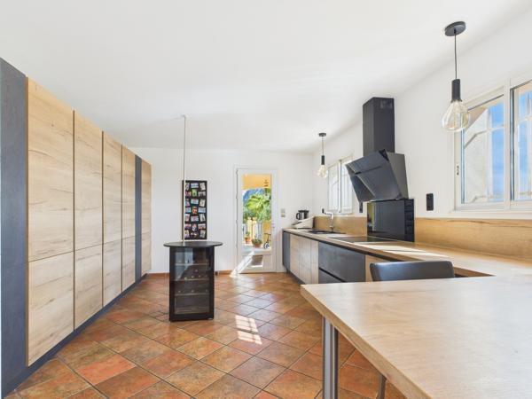TOULON – VILLA VUE MER PANORAMIQUE, PISCINE & PRÈS DE 300 M² D’ESPACES DE VIE