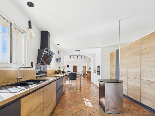 TOULON – VILLA VUE MER PANORAMIQUE, PISCINE & PRÈS DE 300 M² D’ESPACES DE VIE