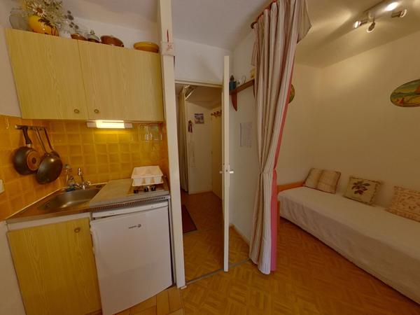 04400 LE SAUZE GRAND STUDIO (CAVE ET PARKING PRIVATIF)