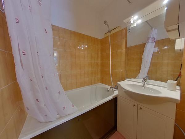 04400 LE SAUZE GRAND STUDIO (CAVE ET PARKING PRIVATIF)