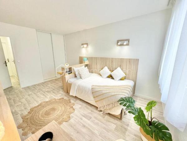 Dans la résidence Saint Augustin, face au CHU Pellegrin et a 2 pas de la ligne A du Tram, investissez dans cet appartement de type T1 de 22m2 en étage. Sous couvert d'un contrat de bail commercial avec la société LP services, ce bien génère un loyer garanti de 4.598 € HT par an, soit une rentabilité brute de 5,40%. Que vous souhaitiez vous constituer un patrimoine sécurisé ou obtenir un complément de revenu retraite garanti, ce bien est fait pour vous. Statut LMNP avec amortissement possible. Photos d'un bien type. A SAISIR !!!