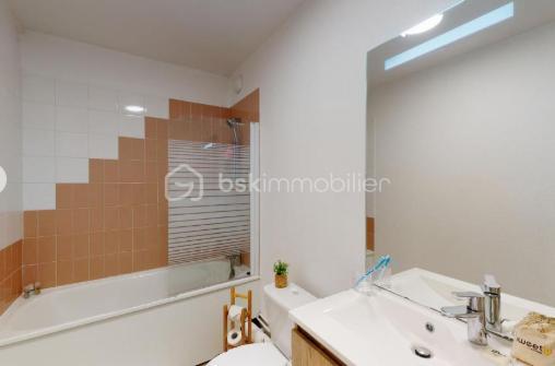 Dans la résidence Saint Augustin, face au CHU Pellegrin et a 2 pas de la ligne A du Tram, investissez dans cet appartement de type T1 de 22m2 en étage. Sous couvert d'un contrat de bail commercial avec la société LP services, ce bien génère un loyer garanti de 4.598 € HT par an, soit une rentabilité brute de 5,40%. Que vous souhaitiez vous constituer un patrimoine sécurisé ou obtenir un complément de revenu retraite garanti, ce bien est fait pour vous. Statut LMNP avec amortissement possible. Photos d'un bien type. A SAISIR !!!