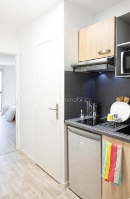 Dans la résidence Saint Augustin, face au CHU Pellegrin et a 2 pas de la ligne A du Tram, investissez dans cet appartement de type T1 de 22m2 en étage. Sous couvert d'un contrat de bail commercial avec la société LP services, ce bien génère un loyer garanti de 4.598 € HT par an, soit une rentabilité brute de 5,40%. Que vous souhaitiez vous constituer un patrimoine sécurisé ou obtenir un complément de revenu retraite garanti, ce bien est fait pour vous. Statut LMNP avec amortissement possible. Photos d'un bien type. A SAISIR !!!