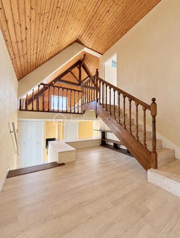 MAISON D’ARCHITECTE – 5 CHAMBRES – VIE DE PLAIN-PIED – TERRAIN 1 378 M² – GARAGE & CARPORT
Découvrez cette maison d’architecte familiale, lumineuse et sans vis-à-vis, implantée dans un environnement calme sur un magnifique terrain arboré et paysager de 1 378 m².
Elle offre de beaux volumes et une organisation idéale pour une famille, avec 4 chambres au rez-de-chaussée, dont une avec dressing et salle d’eau attenante.
La pièce de vie comprend une cuisine aménagée et équipée avec espace repas, ouverte sur un chaleureux salon-salle à manger avec cheminée. Les espaces de vie donnent directement sur deux terrasses, dont l’une dispose d’un espace repas extérieur abrité par un préau, avec vue sur le jardin.
Une salle de bains, deux WC, un débarras et de nombreux rangements complètent le rez-de-chaussée.
À l’étage : une 5e chambre, une mezzanine pouvant accueillir bureau, bibliothèque, salle de sport ou couchage supplémentaire, ainsi que des combles.
Garage, carport et cave complètent l’ensemble.
Les + : maison d’architecte, 5 chambres, vie de plain-pied, beaux volumes, luminosité, cheminée, deux terrasses, jardin paysager sans vis-à-vis, garage, carport, cave et transports scolaires desservant directement la rue.
Une maison familiale aux volumes généreux, où les espaces de vie s’ouvrent naturellement sur les terrasses et le jardin.