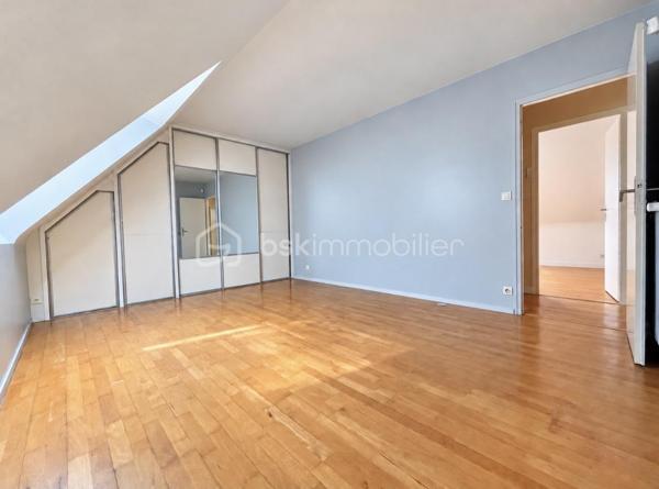 MAISON D’ARCHITECTE – 5 CHAMBRES – VIE DE PLAIN-PIED – TERRAIN 1 378 M² – GARAGE & CARPORT
Découvrez cette maison d’architecte familiale, lumineuse et sans vis-à-vis, implantée dans un environnement calme sur un magnifique terrain arboré et paysager de 1 378 m².
Elle offre de beaux volumes et une organisation idéale pour une famille, avec 4 chambres au rez-de-chaussée, dont une avec dressing et salle d’eau attenante.
La pièce de vie comprend une cuisine aménagée et équipée avec espace repas, ouverte sur un chaleureux salon-salle à manger avec cheminée. Les espaces de vie donnent directement sur deux terrasses, dont l’une dispose d’un espace repas extérieur abrité par un préau, avec vue sur le jardin.
Une salle de bains, deux WC, un débarras et de nombreux rangements complètent le rez-de-chaussée.
À l’étage : une 5e chambre, une mezzanine pouvant accueillir bureau, bibliothèque, salle de sport ou couchage supplémentaire, ainsi que des combles.
Garage, carport et cave complètent l’ensemble.
Les + : maison d’architecte, 5 chambres, vie de plain-pied, beaux volumes, luminosité, cheminée, deux terrasses, jardin paysager sans vis-à-vis, garage, carport, cave et transports scolaires desservant directement la rue.
Une maison familiale aux volumes généreux, où les espaces de vie s’ouvrent naturellement sur les terrasses et le jardin.