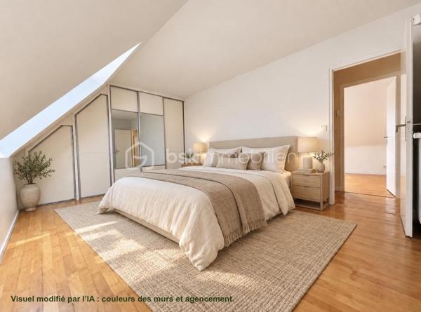 MAISON D’ARCHITECTE – 5 CHAMBRES – VIE DE PLAIN-PIED – TERRAIN 1 378 M² – GARAGE & CARPORT
Découvrez cette maison d’architecte familiale, lumineuse et sans vis-à-vis, implantée dans un environnement calme sur un magnifique terrain arboré et paysager de 1 378 m².
Elle offre de beaux volumes et une organisation idéale pour une famille, avec 4 chambres au rez-de-chaussée, dont une avec dressing et salle d’eau attenante.
La pièce de vie comprend une cuisine aménagée et équipée avec espace repas, ouverte sur un chaleureux salon-salle à manger avec cheminée. Les espaces de vie donnent directement sur deux terrasses, dont l’une dispose d’un espace repas extérieur abrité par un préau, avec vue sur le jardin.
Une salle de bains, deux WC, un débarras et de nombreux rangements complètent le rez-de-chaussée.
À l’étage : une 5e chambre, une mezzanine pouvant accueillir bureau, bibliothèque, salle de sport ou couchage supplémentaire, ainsi que des combles.
Garage, carport et cave complètent l’ensemble.
Les + : maison d’architecte, 5 chambres, vie de plain-pied, beaux volumes, luminosité, cheminée, deux terrasses, jardin paysager sans vis-à-vis, garage, carport, cave et transports scolaires desservant directement la rue.
Une maison familiale aux volumes généreux, où les espaces de vie s’ouvrent naturellement sur les terrasses et le jardin.