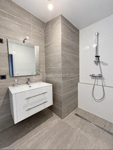 MAISON D’ARCHITECTE – 5 CHAMBRES – VIE DE PLAIN-PIED – TERRAIN 1 378 M² – GARAGE & CARPORT
Découvrez cette maison d’architecte familiale, lumineuse et sans vis-à-vis, implantée dans un environnement calme sur un magnifique terrain arboré et paysager de 1 378 m².
Elle offre de beaux volumes et une organisation idéale pour une famille, avec 4 chambres au rez-de-chaussée, dont une avec dressing et salle d’eau attenante.
La pièce de vie comprend une cuisine aménagée et équipée avec espace repas, ouverte sur un chaleureux salon-salle à manger avec cheminée. Les espaces de vie donnent directement sur deux terrasses, dont l’une dispose d’un espace repas extérieur abrité par un préau, avec vue sur le jardin.
Une salle de bains, deux WC, un débarras et de nombreux rangements complètent le rez-de-chaussée.
À l’étage : une 5e chambre, une mezzanine pouvant accueillir bureau, bibliothèque, salle de sport ou couchage supplémentaire, ainsi que des combles.
Garage, carport et cave complètent l’ensemble.
Les + : maison d’architecte, 5 chambres, vie de plain-pied, beaux volumes, luminosité, cheminée, deux terrasses, jardin paysager sans vis-à-vis, garage, carport, cave et transports scolaires desservant directement la rue.
Une maison familiale aux volumes généreux, où les espaces de vie s’ouvrent naturellement sur les terrasses et le jardin.