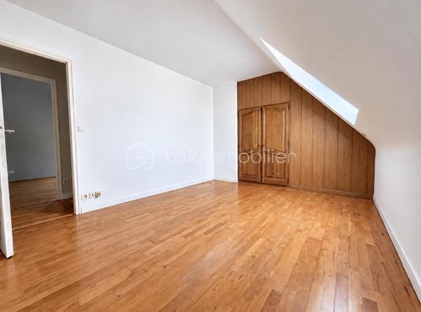 MAISON D’ARCHITECTE – 5 CHAMBRES – VIE DE PLAIN-PIED – TERRAIN 1 378 M² – GARAGE & CARPORT
Découvrez cette maison d’architecte familiale, lumineuse et sans vis-à-vis, implantée dans un environnement calme sur un magnifique terrain arboré et paysager de 1 378 m².
Elle offre de beaux volumes et une organisation idéale pour une famille, avec 4 chambres au rez-de-chaussée, dont une avec dressing et salle d’eau attenante.
La pièce de vie comprend une cuisine aménagée et équipée avec espace repas, ouverte sur un chaleureux salon-salle à manger avec cheminée. Les espaces de vie donnent directement sur deux terrasses, dont l’une dispose d’un espace repas extérieur abrité par un préau, avec vue sur le jardin.
Une salle de bains, deux WC, un débarras et de nombreux rangements complètent le rez-de-chaussée.
À l’étage : une 5e chambre, une mezzanine pouvant accueillir bureau, bibliothèque, salle de sport ou couchage supplémentaire, ainsi que des combles.
Garage, carport et cave complètent l’ensemble.
Les + : maison d’architecte, 5 chambres, vie de plain-pied, beaux volumes, luminosité, cheminée, deux terrasses, jardin paysager sans vis-à-vis, garage, carport, cave et transports scolaires desservant directement la rue.
Une maison familiale aux volumes généreux, où les espaces de vie s’ouvrent naturellement sur les terrasses et le jardin.