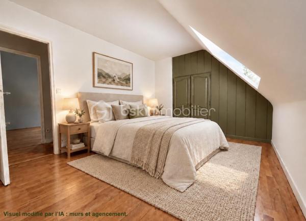 MAISON D’ARCHITECTE – 5 CHAMBRES – VIE DE PLAIN-PIED – TERRAIN 1 378 M² – GARAGE & CARPORT
Découvrez cette maison d’architecte familiale, lumineuse et sans vis-à-vis, implantée dans un environnement calme sur un magnifique terrain arboré et paysager de 1 378 m².
Elle offre de beaux volumes et une organisation idéale pour une famille, avec 4 chambres au rez-de-chaussée, dont une avec dressing et salle d’eau attenante.
La pièce de vie comprend une cuisine aménagée et équipée avec espace repas, ouverte sur un chaleureux salon-salle à manger avec cheminée. Les espaces de vie donnent directement sur deux terrasses, dont l’une dispose d’un espace repas extérieur abrité par un préau, avec vue sur le jardin.
Une salle de bains, deux WC, un débarras et de nombreux rangements complètent le rez-de-chaussée.
À l’étage : une 5e chambre, une mezzanine pouvant accueillir bureau, bibliothèque, salle de sport ou couchage supplémentaire, ainsi que des combles.
Garage, carport et cave complètent l’ensemble.
Les + : maison d’architecte, 5 chambres, vie de plain-pied, beaux volumes, luminosité, cheminée, deux terrasses, jardin paysager sans vis-à-vis, garage, carport, cave et transports scolaires desservant directement la rue.
Une maison familiale aux volumes généreux, où les espaces de vie s’ouvrent naturellement sur les terrasses et le jardin.
