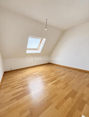 MAISON D’ARCHITECTE – 5 CHAMBRES – VIE DE PLAIN-PIED – TERRAIN 1 378 M² – GARAGE & CARPORT
Découvrez cette maison d’architecte familiale, lumineuse et sans vis-à-vis, implantée dans un environnement calme sur un magnifique terrain arboré et paysager de 1 378 m².
Elle offre de beaux volumes et une organisation idéale pour une famille, avec 4 chambres au rez-de-chaussée, dont une avec dressing et salle d’eau attenante.
La pièce de vie comprend une cuisine aménagée et équipée avec espace repas, ouverte sur un chaleureux salon-salle à manger avec cheminée. Les espaces de vie donnent directement sur deux terrasses, dont l’une dispose d’un espace repas extérieur abrité par un préau, avec vue sur le jardin.
Une salle de bains, deux WC, un débarras et de nombreux rangements complètent le rez-de-chaussée.
À l’étage : une 5e chambre, une mezzanine pouvant accueillir bureau, bibliothèque, salle de sport ou couchage supplémentaire, ainsi que des combles.
Garage, carport et cave complètent l’ensemble.
Les + : maison d’architecte, 5 chambres, vie de plain-pied, beaux volumes, luminosité, cheminée, deux terrasses, jardin paysager sans vis-à-vis, garage, carport, cave et transports scolaires desservant directement la rue.
Une maison familiale aux volumes généreux, où les espaces de vie s’ouvrent naturellement sur les terrasses et le jardin.