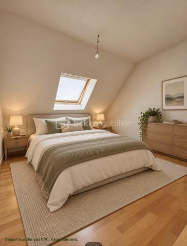 MAISON D’ARCHITECTE – 5 CHAMBRES – VIE DE PLAIN-PIED – TERRAIN 1 378 M² – GARAGE & CARPORT
Découvrez cette maison d’architecte familiale, lumineuse et sans vis-à-vis, implantée dans un environnement calme sur un magnifique terrain arboré et paysager de 1 378 m².
Elle offre de beaux volumes et une organisation idéale pour une famille, avec 4 chambres au rez-de-chaussée, dont une avec dressing et salle d’eau attenante.
La pièce de vie comprend une cuisine aménagée et équipée avec espace repas, ouverte sur un chaleureux salon-salle à manger avec cheminée. Les espaces de vie donnent directement sur deux terrasses, dont l’une dispose d’un espace repas extérieur abrité par un préau, avec vue sur le jardin.
Une salle de bains, deux WC, un débarras et de nombreux rangements complètent le rez-de-chaussée.
À l’étage : une 5e chambre, une mezzanine pouvant accueillir bureau, bibliothèque, salle de sport ou couchage supplémentaire, ainsi que des combles.
Garage, carport et cave complètent l’ensemble.
Les + : maison d’architecte, 5 chambres, vie de plain-pied, beaux volumes, luminosité, cheminée, deux terrasses, jardin paysager sans vis-à-vis, garage, carport, cave et transports scolaires desservant directement la rue.
Une maison familiale aux volumes généreux, où les espaces de vie s’ouvrent naturellement sur les terrasses et le jardin.