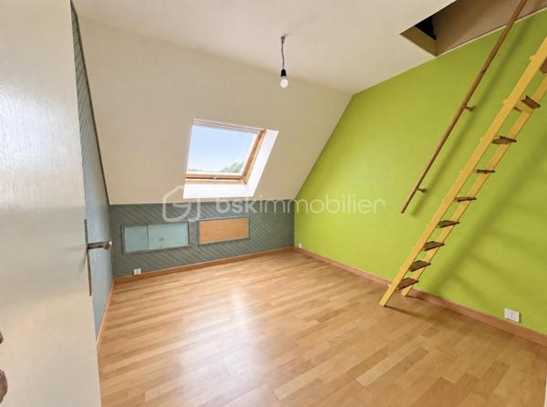 MAISON D’ARCHITECTE – 5 CHAMBRES – VIE DE PLAIN-PIED – TERRAIN 1 378 M² – GARAGE & CARPORT
Découvrez cette maison d’architecte familiale, lumineuse et sans vis-à-vis, implantée dans un environnement calme sur un magnifique terrain arboré et paysager de 1 378 m².
Elle offre de beaux volumes et une organisation idéale pour une famille, avec 4 chambres au rez-de-chaussée, dont une avec dressing et salle d’eau attenante.
La pièce de vie comprend une cuisine aménagée et équipée avec espace repas, ouverte sur un chaleureux salon-salle à manger avec cheminée. Les espaces de vie donnent directement sur deux terrasses, dont l’une dispose d’un espace repas extérieur abrité par un préau, avec vue sur le jardin.
Une salle de bains, deux WC, un débarras et de nombreux rangements complètent le rez-de-chaussée.
À l’étage : une 5e chambre, une mezzanine pouvant accueillir bureau, bibliothèque, salle de sport ou couchage supplémentaire, ainsi que des combles.
Garage, carport et cave complètent l’ensemble.
Les + : maison d’architecte, 5 chambres, vie de plain-pied, beaux volumes, luminosité, cheminée, deux terrasses, jardin paysager sans vis-à-vis, garage, carport, cave et transports scolaires desservant directement la rue.
Une maison familiale aux volumes généreux, où les espaces de vie s’ouvrent naturellement sur les terrasses et le jardin.