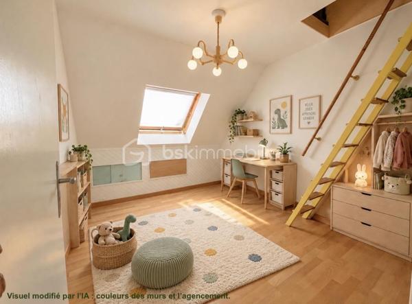 MAISON D’ARCHITECTE – 5 CHAMBRES – VIE DE PLAIN-PIED – TERRAIN 1 378 M² – GARAGE & CARPORT
Découvrez cette maison d’architecte familiale, lumineuse et sans vis-à-vis, implantée dans un environnement calme sur un magnifique terrain arboré et paysager de 1 378 m².
Elle offre de beaux volumes et une organisation idéale pour une famille, avec 4 chambres au rez-de-chaussée, dont une avec dressing et salle d’eau attenante.
La pièce de vie comprend une cuisine aménagée et équipée avec espace repas, ouverte sur un chaleureux salon-salle à manger avec cheminée. Les espaces de vie donnent directement sur deux terrasses, dont l’une dispose d’un espace repas extérieur abrité par un préau, avec vue sur le jardin.
Une salle de bains, deux WC, un débarras et de nombreux rangements complètent le rez-de-chaussée.
À l’étage : une 5e chambre, une mezzanine pouvant accueillir bureau, bibliothèque, salle de sport ou couchage supplémentaire, ainsi que des combles.
Garage, carport et cave complètent l’ensemble.
Les + : maison d’architecte, 5 chambres, vie de plain-pied, beaux volumes, luminosité, cheminée, deux terrasses, jardin paysager sans vis-à-vis, garage, carport, cave et transports scolaires desservant directement la rue.
Une maison familiale aux volumes généreux, où les espaces de vie s’ouvrent naturellement sur les terrasses et le jardin.