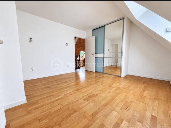 MAISON D’ARCHITECTE – 5 CHAMBRES – VIE DE PLAIN-PIED – TERRAIN 1 378 M² – GARAGE & CARPORT
Découvrez cette maison d’architecte familiale, lumineuse et sans vis-à-vis, implantée dans un environnement calme sur un magnifique terrain arboré et paysager de 1 378 m².
Elle offre de beaux volumes et une organisation idéale pour une famille, avec 4 chambres au rez-de-chaussée, dont une avec dressing et salle d’eau attenante.
La pièce de vie comprend une cuisine aménagée et équipée avec espace repas, ouverte sur un chaleureux salon-salle à manger avec cheminée. Les espaces de vie donnent directement sur deux terrasses, dont l’une dispose d’un espace repas extérieur abrité par un préau, avec vue sur le jardin.
Une salle de bains, deux WC, un débarras et de nombreux rangements complètent le rez-de-chaussée.
À l’étage : une 5e chambre, une mezzanine pouvant accueillir bureau, bibliothèque, salle de sport ou couchage supplémentaire, ainsi que des combles.
Garage, carport et cave complètent l’ensemble.
Les + : maison d’architecte, 5 chambres, vie de plain-pied, beaux volumes, luminosité, cheminée, deux terrasses, jardin paysager sans vis-à-vis, garage, carport, cave et transports scolaires desservant directement la rue.
Une maison familiale aux volumes généreux, où les espaces de vie s’ouvrent naturellement sur les terrasses et le jardin.