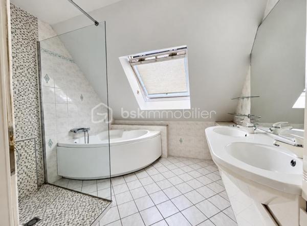 MAISON D’ARCHITECTE – 5 CHAMBRES – VIE DE PLAIN-PIED – TERRAIN 1 378 M² – GARAGE & CARPORT
Découvrez cette maison d’architecte familiale, lumineuse et sans vis-à-vis, implantée dans un environnement calme sur un magnifique terrain arboré et paysager de 1 378 m².
Elle offre de beaux volumes et une organisation idéale pour une famille, avec 4 chambres au rez-de-chaussée, dont une avec dressing et salle d’eau attenante.
La pièce de vie comprend une cuisine aménagée et équipée avec espace repas, ouverte sur un chaleureux salon-salle à manger avec cheminée. Les espaces de vie donnent directement sur deux terrasses, dont l’une dispose d’un espace repas extérieur abrité par un préau, avec vue sur le jardin.
Une salle de bains, deux WC, un débarras et de nombreux rangements complètent le rez-de-chaussée.
À l’étage : une 5e chambre, une mezzanine pouvant accueillir bureau, bibliothèque, salle de sport ou couchage supplémentaire, ainsi que des combles.
Garage, carport et cave complètent l’ensemble.
Les + : maison d’architecte, 5 chambres, vie de plain-pied, beaux volumes, luminosité, cheminée, deux terrasses, jardin paysager sans vis-à-vis, garage, carport, cave et transports scolaires desservant directement la rue.
Une maison familiale aux volumes généreux, où les espaces de vie s’ouvrent naturellement sur les terrasses et le jardin.