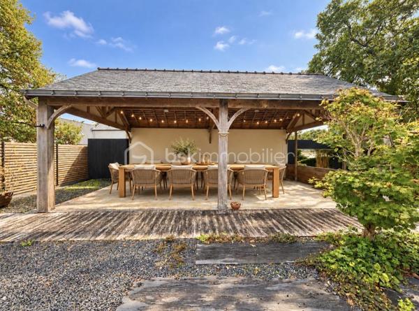 MAISON D’ARCHITECTE – 5 CHAMBRES – VIE DE PLAIN-PIED – TERRAIN 1 378 M² – GARAGE & CARPORT
Découvrez cette maison d’architecte familiale, lumineuse et sans vis-à-vis, implantée dans un environnement calme sur un magnifique terrain arboré et paysager de 1 378 m².
Elle offre de beaux volumes et une organisation idéale pour une famille, avec 4 chambres au rez-de-chaussée, dont une avec dressing et salle d’eau attenante.
La pièce de vie comprend une cuisine aménagée et équipée avec espace repas, ouverte sur un chaleureux salon-salle à manger avec cheminée. Les espaces de vie donnent directement sur deux terrasses, dont l’une dispose d’un espace repas extérieur abrité par un préau, avec vue sur le jardin.
Une salle de bains, deux WC, un débarras et de nombreux rangements complètent le rez-de-chaussée.
À l’étage : une 5e chambre, une mezzanine pouvant accueillir bureau, bibliothèque, salle de sport ou couchage supplémentaire, ainsi que des combles.
Garage, carport et cave complètent l’ensemble.
Les + : maison d’architecte, 5 chambres, vie de plain-pied, beaux volumes, luminosité, cheminée, deux terrasses, jardin paysager sans vis-à-vis, garage, carport, cave et transports scolaires desservant directement la rue.
Une maison familiale aux volumes généreux, où les espaces de vie s’ouvrent naturellement sur les terrasses et le jardin.