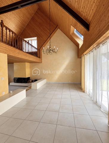 MAISON D’ARCHITECTE – 5 CHAMBRES – VIE DE PLAIN-PIED – TERRAIN 1 378 M² – GARAGE & CARPORT
Découvrez cette maison d’architecte familiale, lumineuse et sans vis-à-vis, implantée dans un environnement calme sur un magnifique terrain arboré et paysager de 1 378 m².
Elle offre de beaux volumes et une organisation idéale pour une famille, avec 4 chambres au rez-de-chaussée, dont une avec dressing et salle d’eau attenante.
La pièce de vie comprend une cuisine aménagée et équipée avec espace repas, ouverte sur un chaleureux salon-salle à manger avec cheminée. Les espaces de vie donnent directement sur deux terrasses, dont l’une dispose d’un espace repas extérieur abrité par un préau, avec vue sur le jardin.
Une salle de bains, deux WC, un débarras et de nombreux rangements complètent le rez-de-chaussée.
À l’étage : une 5e chambre, une mezzanine pouvant accueillir bureau, bibliothèque, salle de sport ou couchage supplémentaire, ainsi que des combles.
Garage, carport et cave complètent l’ensemble.
Les + : maison d’architecte, 5 chambres, vie de plain-pied, beaux volumes, luminosité, cheminée, deux terrasses, jardin paysager sans vis-à-vis, garage, carport, cave et transports scolaires desservant directement la rue.
Une maison familiale aux volumes généreux, où les espaces de vie s’ouvrent naturellement sur les terrasses et le jardin.