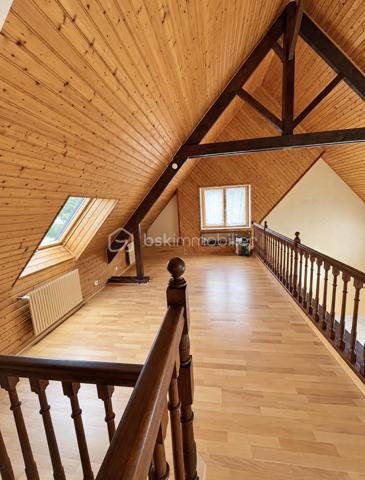 MAISON D’ARCHITECTE – 5 CHAMBRES – VIE DE PLAIN-PIED – TERRAIN 1 378 M² – GARAGE & CARPORT
Découvrez cette maison d’architecte familiale, lumineuse et sans vis-à-vis, implantée dans un environnement calme sur un magnifique terrain arboré et paysager de 1 378 m².
Elle offre de beaux volumes et une organisation idéale pour une famille, avec 4 chambres au rez-de-chaussée, dont une avec dressing et salle d’eau attenante.
La pièce de vie comprend une cuisine aménagée et équipée avec espace repas, ouverte sur un chaleureux salon-salle à manger avec cheminée. Les espaces de vie donnent directement sur deux terrasses, dont l’une dispose d’un espace repas extérieur abrité par un préau, avec vue sur le jardin.
Une salle de bains, deux WC, un débarras et de nombreux rangements complètent le rez-de-chaussée.
À l’étage : une 5e chambre, une mezzanine pouvant accueillir bureau, bibliothèque, salle de sport ou couchage supplémentaire, ainsi que des combles.
Garage, carport et cave complètent l’ensemble.
Les + : maison d’architecte, 5 chambres, vie de plain-pied, beaux volumes, luminosité, cheminée, deux terrasses, jardin paysager sans vis-à-vis, garage, carport, cave et transports scolaires desservant directement la rue.
Une maison familiale aux volumes généreux, où les espaces de vie s’ouvrent naturellement sur les terrasses et le jardin.