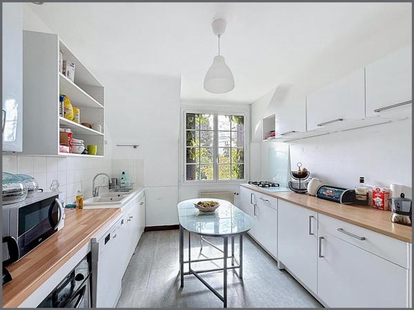 Grande propriété avec 3 logements distincts pouvant être regroupés en un seul logement