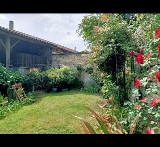 Charente, Luxé. Maison 142 m², 3 chambres, jardin et grange.