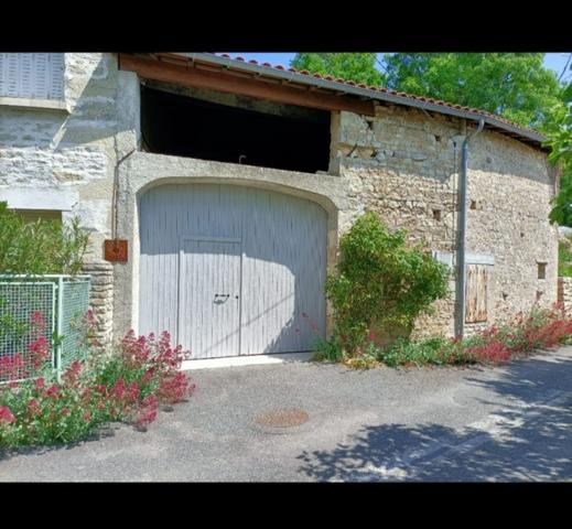 Charente, Luxé. Maison 142 m², 3 chambres, jardin et grange.