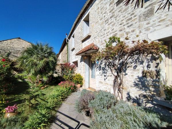 Charente, Luxé. Maison 142 m², 3 chambres, jardin et grange.
