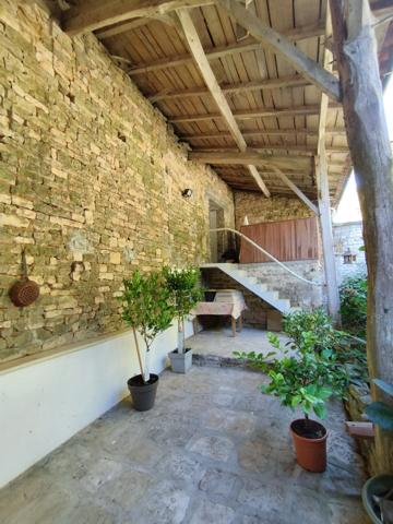 Charente, Luxé. Maison 142 m², 3 chambres, jardin et grange.