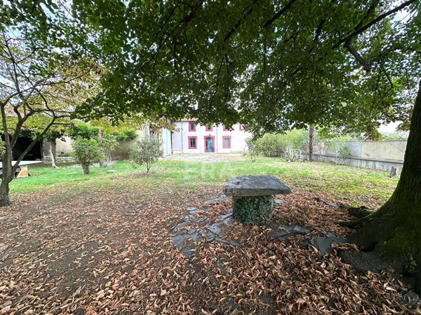 Corps de ferme 7 pièces à vendre au centre de Tarbes.