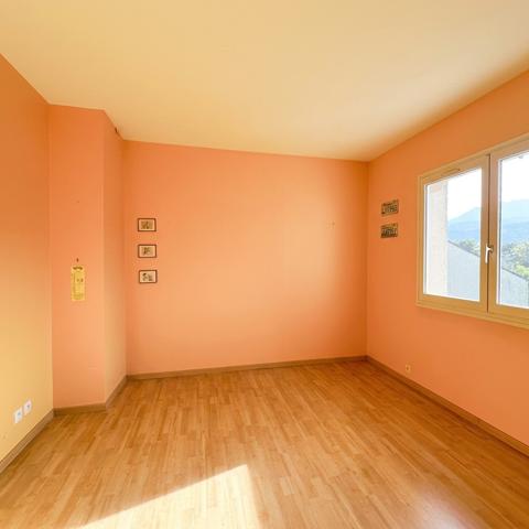 Maison comprenant un terrain divisible et constructible