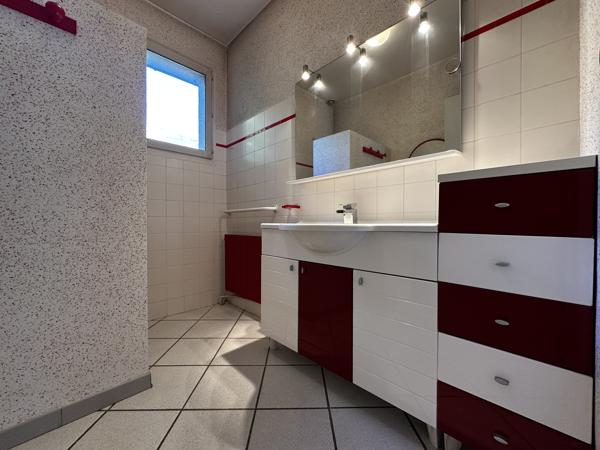 Maison comprenant un terrain divisible et constructible