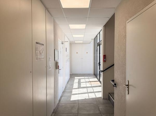 Centre médical - Local médical / paramédical / bien-être d'une superficie de 50m² en RDC + grand parking