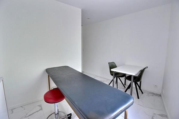 Centre médical - Local médical / paramédical / bien-être d'une superficie de 50m² en RDC + grand parking