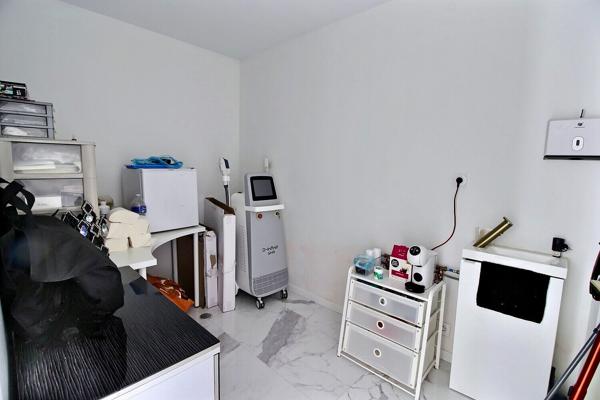 Centre médical - Local médical / paramédical / bien-être d'une superficie de 50m² en RDC + grand parking