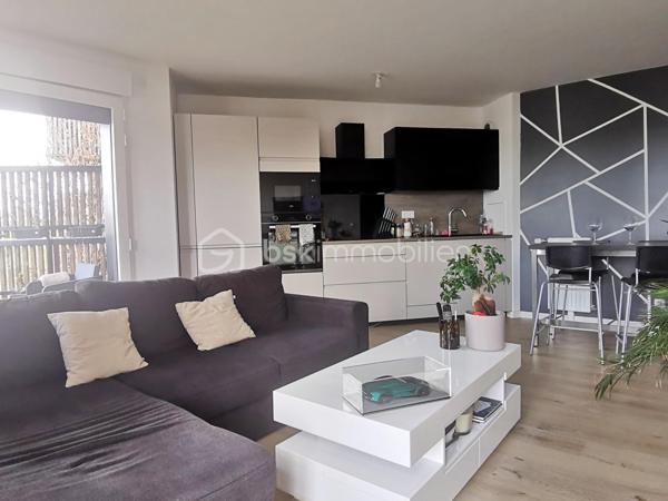 Au sein de l’éco-quartier de Bessancourt, découvrez cet APPARTEMENT LUMINEUX et AU CALME, situé au 2ᵉ étage avec ascenseur d’une RESIDENCE RECENTE DE BON STANDING, de 2023.
L’appartement bénéficie d’une orientation sud-ouest, avec VUE DEGAGEE SANS VIS A VIS, et un BALCON AGREABLE pour la détente et profiter notamment de beaux couchers de soleil.
BIEN AGENCE  ET FONCTIONNEL, il se compose d’une entrée avec rangements, d’un bel espace de vie avec cuisine ouverte, de deux chambres, d’une salle de bains et d'un WC séparé.
DEUX LARGES PLACES DE STATIONNEMENT en sous-sol complètent ce bien.
Les + :
•	Résidence récente de 2023
•	DPE C : bonne performance énergétique
•	Balcon exposé sud-ouest
•	Vue dégagée, sans vis-à-vis
•	Environnement calme et agréable
•	Gare, écoles, commerces et services médicaux accessibles à pied
•	Deux grandes places de parking en sous-sol
Une belle opportunité à ne pas laisser passer !
.