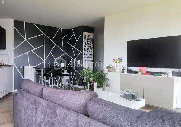 Au sein de l’éco-quartier de Bessancourt, découvrez cet APPARTEMENT LUMINEUX et AU CALME, situé au 2ᵉ étage avec ascenseur d’une RESIDENCE RECENTE DE BON STANDING, de 2023.
L’appartement bénéficie d’une orientation sud-ouest, avec VUE DEGAGEE SANS VIS A VIS, et un BALCON AGREABLE pour la détente et profiter notamment de beaux couchers de soleil.
BIEN AGENCE  ET FONCTIONNEL, il se compose d’une entrée avec rangements, d’un bel espace de vie avec cuisine ouverte, de deux chambres, d’une salle de bains et d'un WC séparé.
DEUX LARGES PLACES DE STATIONNEMENT en sous-sol complètent ce bien.
Les + :
•	Résidence récente de 2023
•	DPE C : bonne performance énergétique
•	Balcon exposé sud-ouest
•	Vue dégagée, sans vis-à-vis
•	Environnement calme et agréable
•	Gare, écoles, commerces et services médicaux accessibles à pied
•	Deux grandes places de parking en sous-sol
Une belle opportunité à ne pas laisser passer !
.