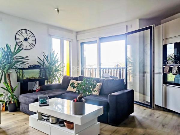 Au sein de l’éco-quartier de Bessancourt, découvrez cet APPARTEMENT LUMINEUX et AU CALME, situé au 2ᵉ étage avec ascenseur d’une RESIDENCE RECENTE DE BON STANDING, de 2023.
L’appartement bénéficie d’une orientation sud-ouest, avec VUE DEGAGEE SANS VIS A VIS, et un BALCON AGREABLE pour la détente et profiter notamment de beaux couchers de soleil.
BIEN AGENCE  ET FONCTIONNEL, il se compose d’une entrée avec rangements, d’un bel espace de vie avec cuisine ouverte, de deux chambres, d’une salle de bains et d'un WC séparé.
DEUX LARGES PLACES DE STATIONNEMENT en sous-sol complètent ce bien.
Les + :
•	Résidence récente de 2023
•	DPE C : bonne performance énergétique
•	Balcon exposé sud-ouest
•	Vue dégagée, sans vis-à-vis
•	Environnement calme et agréable
•	Gare, écoles, commerces et services médicaux accessibles à pied
•	Deux grandes places de parking en sous-sol
Une belle opportunité à ne pas laisser passer !
.