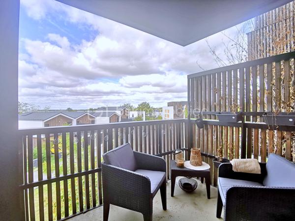 Au sein de l’éco-quartier de Bessancourt, découvrez cet APPARTEMENT LUMINEUX et AU CALME, situé au 2ᵉ étage avec ascenseur d’une RESIDENCE RECENTE DE BON STANDING, de 2023.
L’appartement bénéficie d’une orientation sud-ouest, avec VUE DEGAGEE SANS VIS A VIS, et un BALCON AGREABLE pour la détente et profiter notamment de beaux couchers de soleil.
BIEN AGENCE  ET FONCTIONNEL, il se compose d’une entrée avec rangements, d’un bel espace de vie avec cuisine ouverte, de deux chambres, d’une salle de bains et d'un WC séparé.
DEUX LARGES PLACES DE STATIONNEMENT en sous-sol complètent ce bien.
Les + :
•	Résidence récente de 2023
•	DPE C : bonne performance énergétique
•	Balcon exposé sud-ouest
•	Vue dégagée, sans vis-à-vis
•	Environnement calme et agréable
•	Gare, écoles, commerces et services médicaux accessibles à pied
•	Deux grandes places de parking en sous-sol
Une belle opportunité à ne pas laisser passer !
.