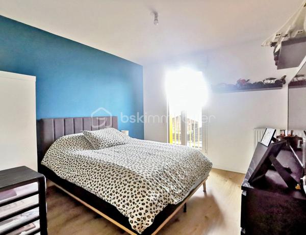 Au sein de l’éco-quartier de Bessancourt, découvrez cet APPARTEMENT LUMINEUX et AU CALME, situé au 2ᵉ étage avec ascenseur d’une RESIDENCE RECENTE DE BON STANDING, de 2023.
L’appartement bénéficie d’une orientation sud-ouest, avec VUE DEGAGEE SANS VIS A VIS, et un BALCON AGREABLE pour la détente et profiter notamment de beaux couchers de soleil.
BIEN AGENCE  ET FONCTIONNEL, il se compose d’une entrée avec rangements, d’un bel espace de vie avec cuisine ouverte, de deux chambres, d’une salle de bains et d'un WC séparé.
DEUX LARGES PLACES DE STATIONNEMENT en sous-sol complètent ce bien.
Les + :
•	Résidence récente de 2023
•	DPE C : bonne performance énergétique
•	Balcon exposé sud-ouest
•	Vue dégagée, sans vis-à-vis
•	Environnement calme et agréable
•	Gare, écoles, commerces et services médicaux accessibles à pied
•	Deux grandes places de parking en sous-sol
Une belle opportunité à ne pas laisser passer !
.