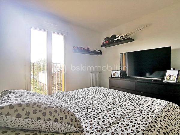 Au sein de l’éco-quartier de Bessancourt, découvrez cet APPARTEMENT LUMINEUX et AU CALME, situé au 2ᵉ étage avec ascenseur d’une RESIDENCE RECENTE DE BON STANDING, de 2023.
L’appartement bénéficie d’une orientation sud-ouest, avec VUE DEGAGEE SANS VIS A VIS, et un BALCON AGREABLE pour la détente et profiter notamment de beaux couchers de soleil.
BIEN AGENCE  ET FONCTIONNEL, il se compose d’une entrée avec rangements, d’un bel espace de vie avec cuisine ouverte, de deux chambres, d’une salle de bains et d'un WC séparé.
DEUX LARGES PLACES DE STATIONNEMENT en sous-sol complètent ce bien.
Les + :
•	Résidence récente de 2023
•	DPE C : bonne performance énergétique
•	Balcon exposé sud-ouest
•	Vue dégagée, sans vis-à-vis
•	Environnement calme et agréable
•	Gare, écoles, commerces et services médicaux accessibles à pied
•	Deux grandes places de parking en sous-sol
Une belle opportunité à ne pas laisser passer !
.