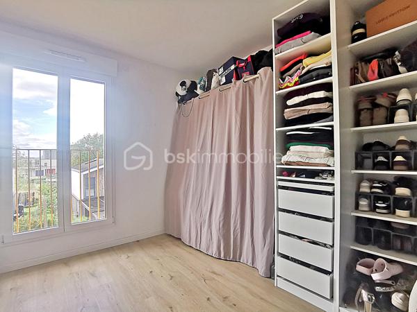 Au sein de l’éco-quartier de Bessancourt, découvrez cet APPARTEMENT LUMINEUX et AU CALME, situé au 2ᵉ étage avec ascenseur d’une RESIDENCE RECENTE DE BON STANDING, de 2023.
L’appartement bénéficie d’une orientation sud-ouest, avec VUE DEGAGEE SANS VIS A VIS, et un BALCON AGREABLE pour la détente et profiter notamment de beaux couchers de soleil.
BIEN AGENCE  ET FONCTIONNEL, il se compose d’une entrée avec rangements, d’un bel espace de vie avec cuisine ouverte, de deux chambres, d’une salle de bains et d'un WC séparé.
DEUX LARGES PLACES DE STATIONNEMENT en sous-sol complètent ce bien.
Les + :
•	Résidence récente de 2023
•	DPE C : bonne performance énergétique
•	Balcon exposé sud-ouest
•	Vue dégagée, sans vis-à-vis
•	Environnement calme et agréable
•	Gare, écoles, commerces et services médicaux accessibles à pied
•	Deux grandes places de parking en sous-sol
Une belle opportunité à ne pas laisser passer !
.