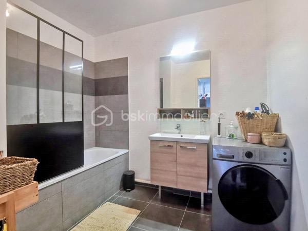Au sein de l’éco-quartier de Bessancourt, découvrez cet APPARTEMENT LUMINEUX et AU CALME, situé au 2ᵉ étage avec ascenseur d’une RESIDENCE RECENTE DE BON STANDING, de 2023.
L’appartement bénéficie d’une orientation sud-ouest, avec VUE DEGAGEE SANS VIS A VIS, et un BALCON AGREABLE pour la détente et profiter notamment de beaux couchers de soleil.
BIEN AGENCE  ET FONCTIONNEL, il se compose d’une entrée avec rangements, d’un bel espace de vie avec cuisine ouverte, de deux chambres, d’une salle de bains et d'un WC séparé.
DEUX LARGES PLACES DE STATIONNEMENT en sous-sol complètent ce bien.
Les + :
•	Résidence récente de 2023
•	DPE C : bonne performance énergétique
•	Balcon exposé sud-ouest
•	Vue dégagée, sans vis-à-vis
•	Environnement calme et agréable
•	Gare, écoles, commerces et services médicaux accessibles à pied
•	Deux grandes places de parking en sous-sol
Une belle opportunité à ne pas laisser passer !
.