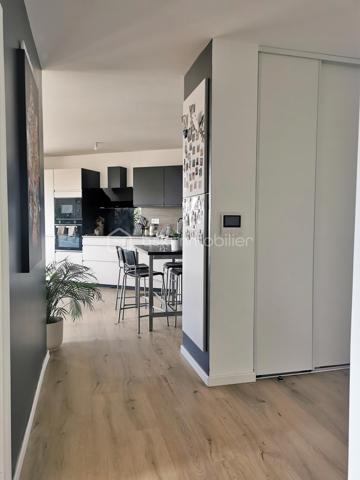 Au sein de l’éco-quartier de Bessancourt, découvrez cet APPARTEMENT LUMINEUX et AU CALME, situé au 2ᵉ étage avec ascenseur d’une RESIDENCE RECENTE DE BON STANDING, de 2023.
L’appartement bénéficie d’une orientation sud-ouest, avec VUE DEGAGEE SANS VIS A VIS, et un BALCON AGREABLE pour la détente et profiter notamment de beaux couchers de soleil.
BIEN AGENCE  ET FONCTIONNEL, il se compose d’une entrée avec rangements, d’un bel espace de vie avec cuisine ouverte, de deux chambres, d’une salle de bains et d'un WC séparé.
DEUX LARGES PLACES DE STATIONNEMENT en sous-sol complètent ce bien.
Les + :
•	Résidence récente de 2023
•	DPE C : bonne performance énergétique
•	Balcon exposé sud-ouest
•	Vue dégagée, sans vis-à-vis
•	Environnement calme et agréable
•	Gare, écoles, commerces et services médicaux accessibles à pied
•	Deux grandes places de parking en sous-sol
Une belle opportunité à ne pas laisser passer !
.