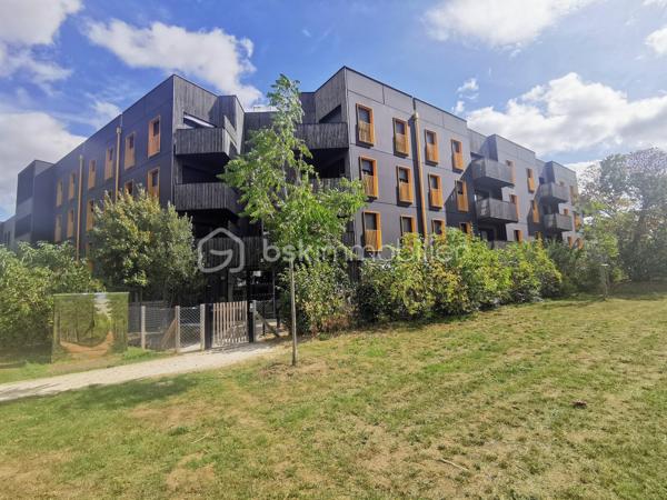 Au sein de l’éco-quartier de Bessancourt, découvrez cet APPARTEMENT LUMINEUX et AU CALME, situé au 2ᵉ étage avec ascenseur d’une RESIDENCE RECENTE DE BON STANDING, de 2023.
L’appartement bénéficie d’une orientation sud-ouest, avec VUE DEGAGEE SANS VIS A VIS, et un BALCON AGREABLE pour la détente et profiter notamment de beaux couchers de soleil.
BIEN AGENCE  ET FONCTIONNEL, il se compose d’une entrée avec rangements, d’un bel espace de vie avec cuisine ouverte, de deux chambres, d’une salle de bains et d'un WC séparé.
DEUX LARGES PLACES DE STATIONNEMENT en sous-sol complètent ce bien.
Les + :
•	Résidence récente de 2023
•	DPE C : bonne performance énergétique
•	Balcon exposé sud-ouest
•	Vue dégagée, sans vis-à-vis
•	Environnement calme et agréable
•	Gare, écoles, commerces et services médicaux accessibles à pied
•	Deux grandes places de parking en sous-sol
Une belle opportunité à ne pas laisser passer !
.