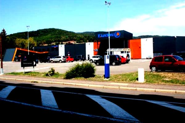 Emplacement n°1 galerie Leclerc Masevaux : local de 170 m² avec très belle visibilité, pour toute activité