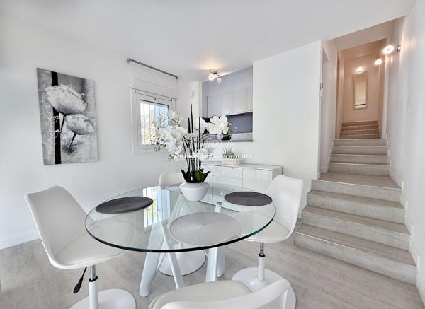 Exclusivité Roses – Magnifique villa vue mer, plage 600m